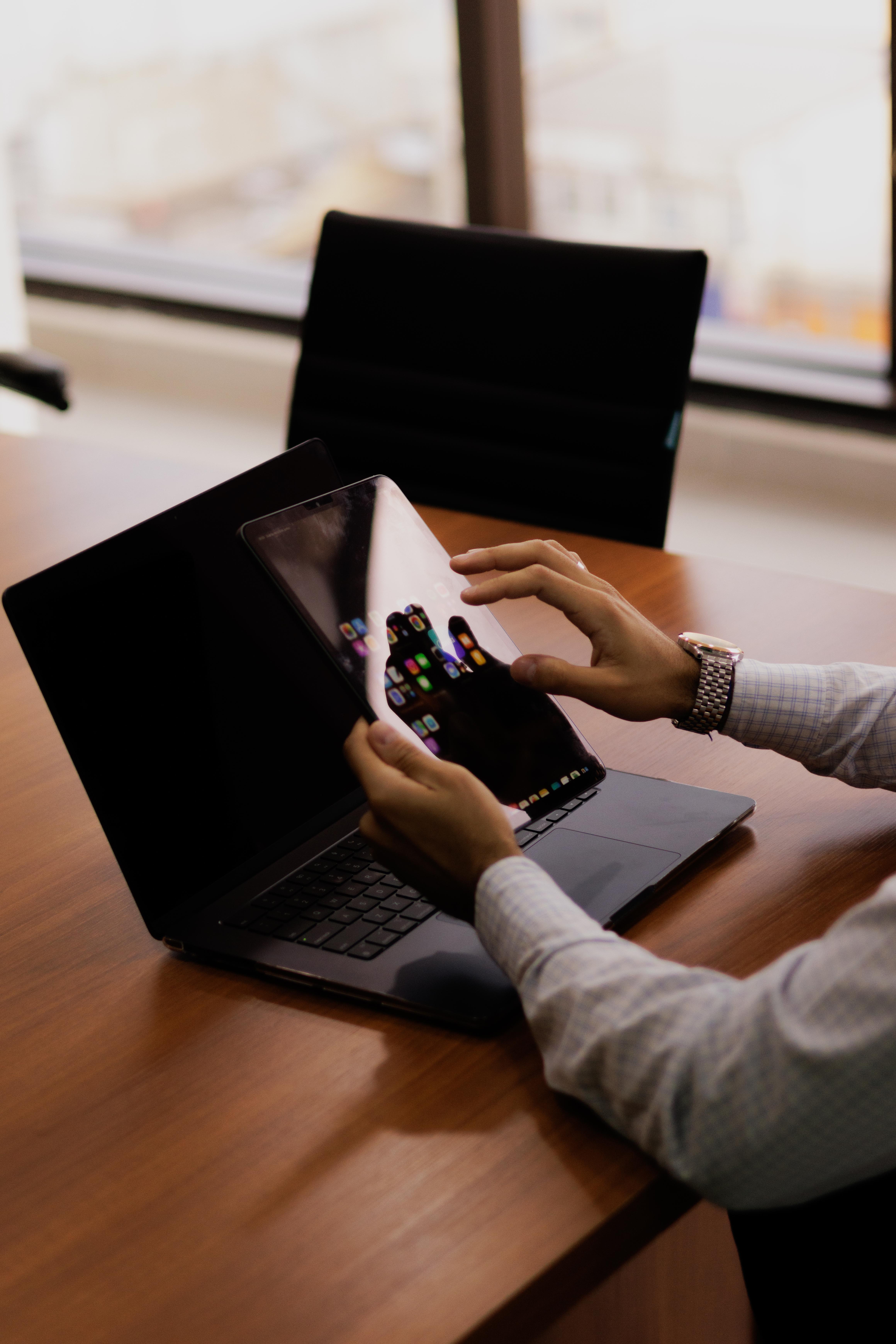 Advogado trabalhando com tablet
